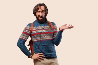 Genç hippi adam müzik dinliyor.