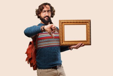 Barok çerçeveli genç hippi adam.