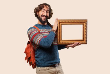 Barok çerçeveli genç hippi adam.