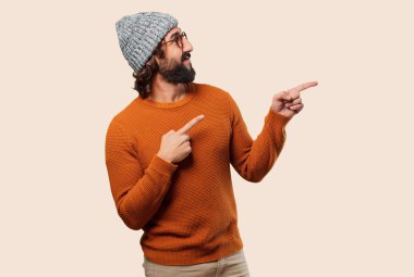 Genç sakallı adam işaret ediyor