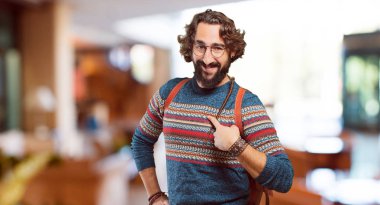 Genç hippi adam işaret ediyor