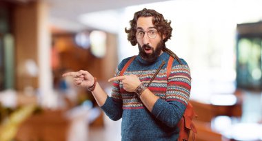 Genç hippi adam işaret ediyor