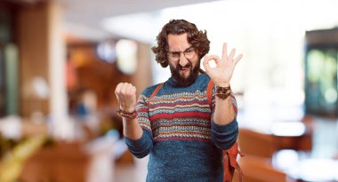 Tamam ya da tamam işareti olan genç hippi.