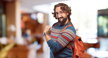 Güçlü duruşu olan genç hippi adam.