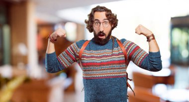 Güçlü duruşu olan genç hippi adam.