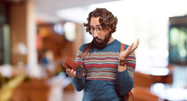 Cüzdanı olan genç bir hippi.