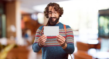 Pankartlı genç hippi adam.