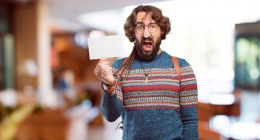 Pankartlı genç hippi adam.