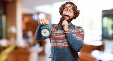 Çalar saati olan genç hippi.