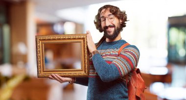 Barok çerçeveli genç hippi adam.