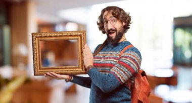 Barok çerçeveli genç hippi adam.