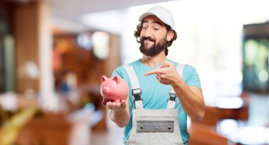 bir kumbara ile profesyonel ressam