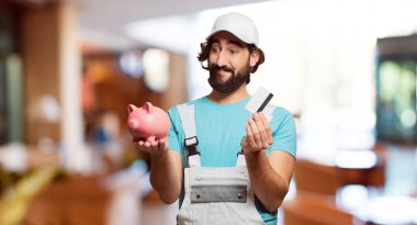 bir kumbara ile profesyonel ressam