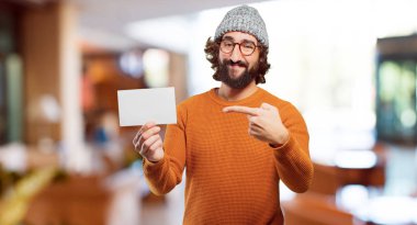 Pankartlı genç sakallı adam.