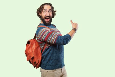 Tamam ya da tamam işareti olan genç hippi.