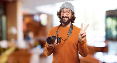 Fotoğraf makineli genç sakallı adam.