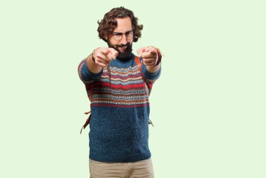 Genç hippi adam işaret ediyor