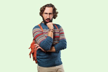 Genç hippi adamın kafası karışmış.