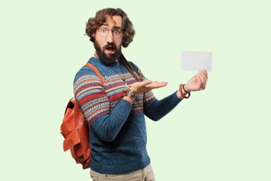 Pankartlı genç hippi adam.