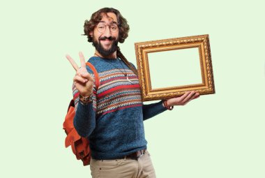 Barok çerçeveli genç hippi adam.