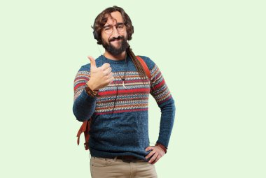 Genç hippi adam müzik dinliyor.