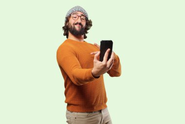 Akıllı telefonlu genç sakallı adam.