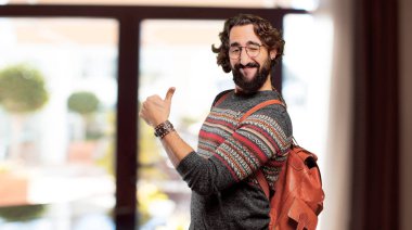 Tamam ya da tamam işareti olan genç hippi.