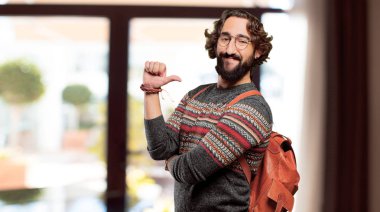 Gururlu genç hippi adam