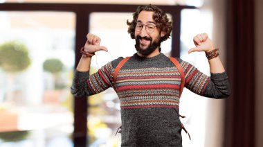 Gururlu genç hippi adam