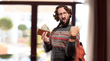 Cüzdanı olan genç bir hippi.