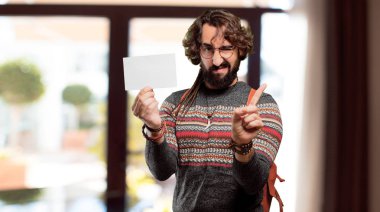 Pankartlı genç hippi adam.