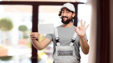 bir plaket ile profesyonel ressam