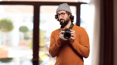 Fotoğraf makineli genç sakallı adam.