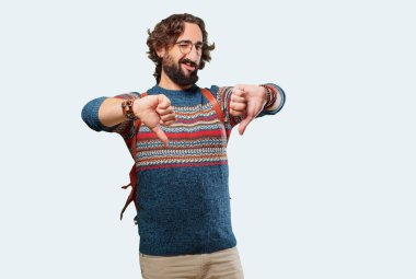 Kızgın yüzlü genç hippi.