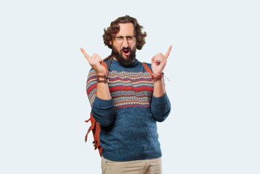 Zafer işareti olan genç hippi adam.