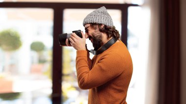 Fotoğraf makineli genç sakallı adam.