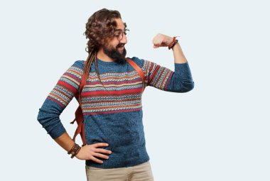 Güçlü duruşu olan genç hippi adam.