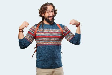 Güçlü duruşu olan genç hippi adam.