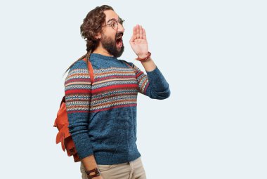 Genç hippi bağırıyor.