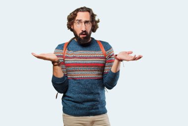 Genç hippi adamın kafası karışmış.