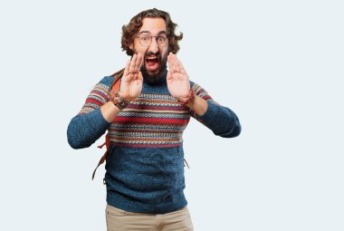 Genç hippi bağırıyor.