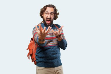 Genç hippi adam korkuyor.