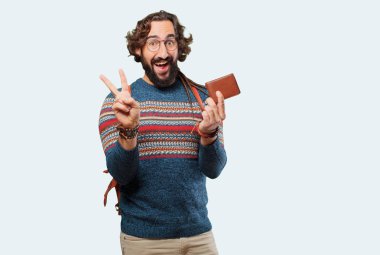 Cüzdanı olan genç bir hippi.