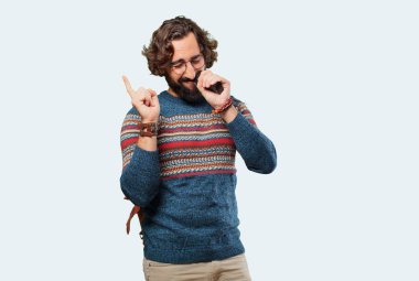 Elektronik sigaralı genç hippi adam.