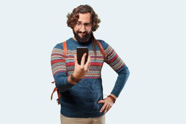 Akıllı telefonlu genç hippi adam.