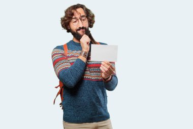 Pankartlı genç hippi adam.