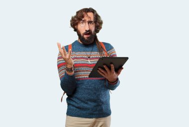 Tabletli genç hippi adam.