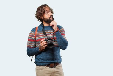 Genç hippi fotoğrafçı.