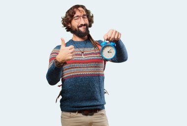 Çalar saati olan genç hippi.