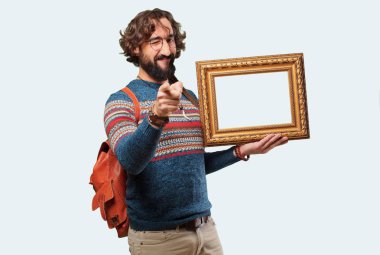 Barok çerçeveli genç hippi adam.